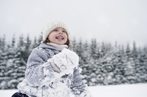 Glückliches Mädchen in Winterlandschaft, lizenzfreies Stockfoto