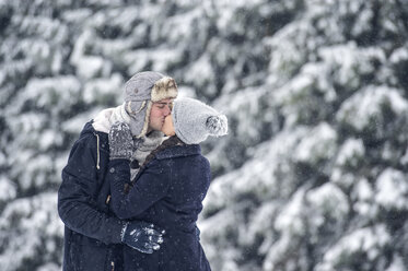 Küssendes Paar im Winter - HAPF00981