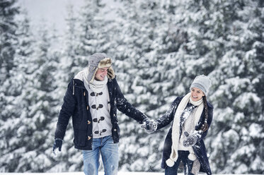 Glückliches Paar in Winterlandschaft - HAPF00983