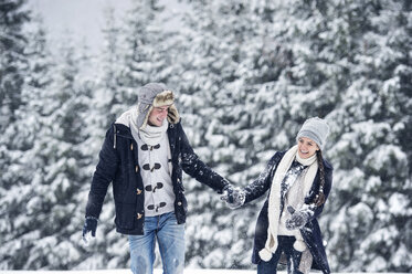 Happy couple in winter landscape - HAPF00983