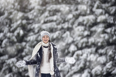 Porträt einer lächelnden Frau in einer Winterlandschaft - HAPF00985