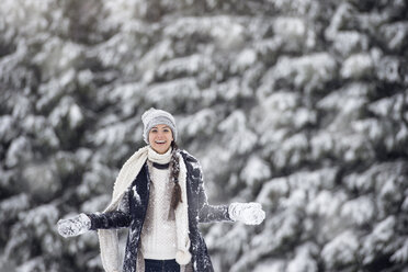 Portrait of smiling woman in winter landscape - HAPF00985