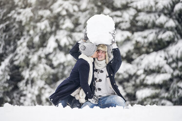 Küssendes Paar in Winterlandschaft - HAPF00989