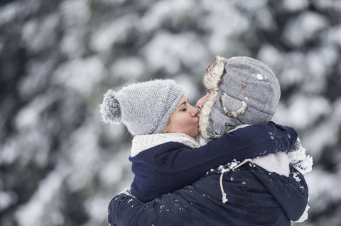 Küssendes Paar im Winter, lizenzfreies Stockfoto