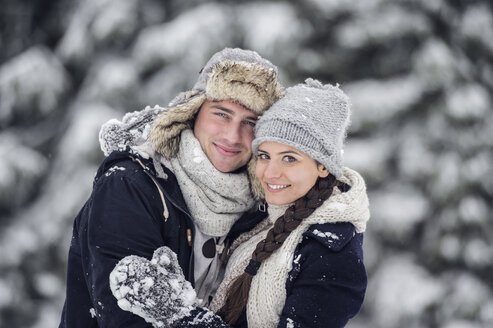 Porträt eines glücklichen Paares im Winter - HAPF00991