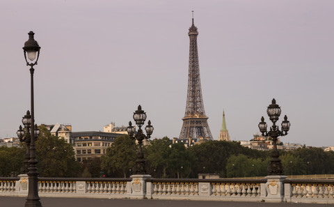 rance, Paris, Pont Alexandre III, im Hintergrund der Eiffelturm, lizenzfreies Stockfoto