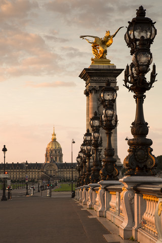 Frankreich, Paris, Pont Alexandre III am Abend, Les Invalides im Hintergrund, lizenzfreies Stockfoto