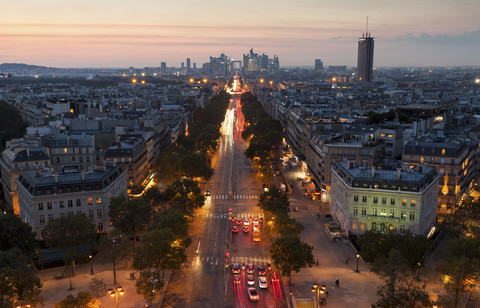 Frankreich, Paris, Champs-Elysees bei Sonnenuntergang, lizenzfreies Stockfoto