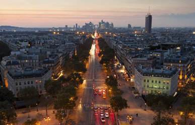 Frankreich, Paris, Champs-Elysees bei Sonnenuntergang - FCF01101