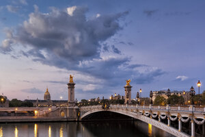 Frankreich, Paris, Pont Alexandre III am Morgen - FCF01108