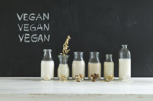 Glasflaschen mit verschiedenen veganen Milchsorten - ASF06047