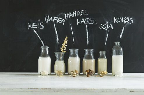 Glasflaschen mit verschiedenen veganen Milchsorten - ASF06048