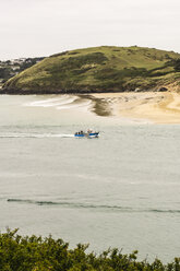 UK, England, Cornwall, Padstow, Boot auf dem Meer - THAF01826