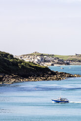 UK, England, Cornwall, St Ives, Boot auf dem Meer - THAF01833