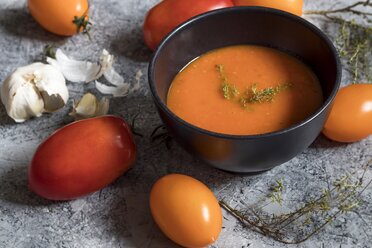 Tomatensuppe mit Thymian, Knoblauch, roten und gelben Tomaten - YFF00577