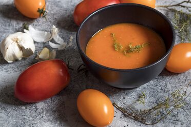 Tomato soup with thyme, garlic, red and yellow tomatoes - YFF00577