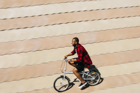 Lächelnder Mann auf dem Fahrrad, lizenzfreies Stockfoto