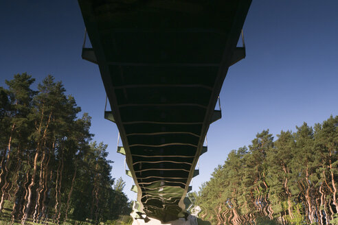 Spiegelung einer Brücke im Wasser - JMF00384