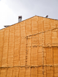 Fassade eines gelben Hauses - JMF00385