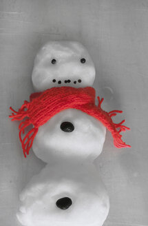 Little snowman with a red scarf - HSTF00039