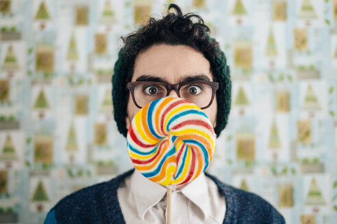 Starring man hiding behind lollipop - LCUF00056