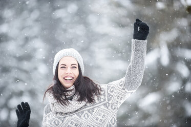 Junge Frau hat Spaß im Schnee - HHF05418