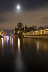 Germany, Berlin, Alte Nationalgalerie and Berliner Dom at night - SJF00183