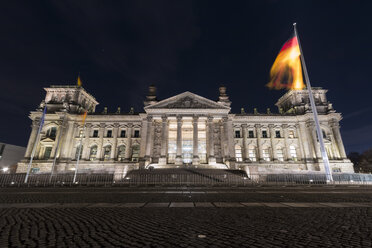 Deutschland, Berlin, Reichstag bei Nacht - SJF00187