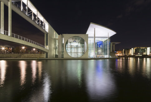 Deutschland, Berlin, Marie-Elisabeth-Lüders-Gebäude bei Nacht - SJ00189