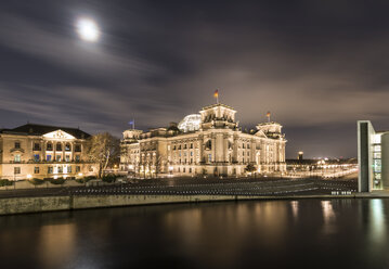 Deutschland, Berlin, Reichstag bei Nacht - SJF00190