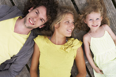 Lächelnde Familie auf einem Steg liegend - FSF00588