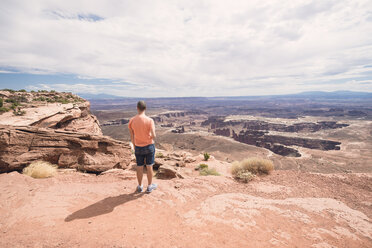 USA, Utah, man in Dead Horse Point looking at view - EPF00159