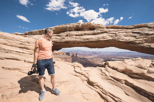 USA, Utah, man in Dead Horse Point with camera - EPF00160