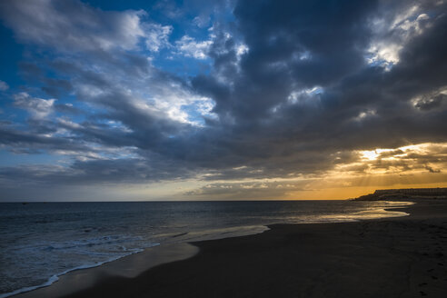 Spanien, Teneriffa, Strand bei Sonnenuntergang - SIPF00928