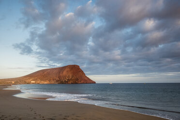 Spanien, Teneriffa, Strand bei Sonnenuntergang - SIPF00929