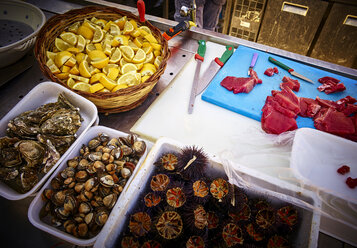 Frische Meeresfrüchte auf dem Fischmarkt - DIKF00223