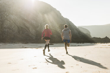 Frankreich, Halbinsel Crozon, junges Paar läuft am Strand - UUF08621