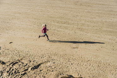 Teenage girl running on the beach - UUF08628