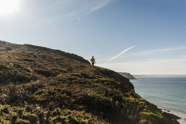 France, Crozon peninsula, young man running at the coast - UUF08640