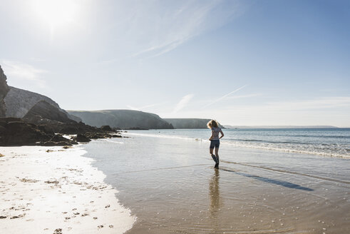 Frankreich, Halbinsel Crozon, jugendliches Mädchen beim Spaziergang am Strand - UUF08643