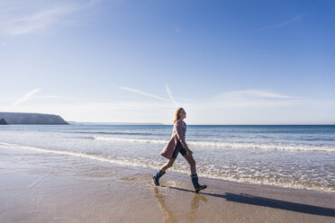 Frankreich, Halbinsel Crozon, jugendliches Mädchen beim Spaziergang am Strand - UUF08656