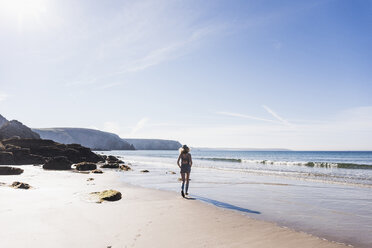 Frankreich, Halbinsel Crozon, jugendliches Mädchen beim Spaziergang am Strand - UUF08661