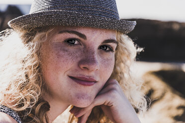 Porträt eines Mädchens mit Sommersprossen, das einen Hut trägt - UUF08663
