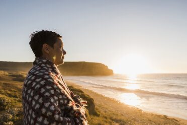 France, Bretagne, Crozon peninsula, woman at the coast at sunset - UUF08716