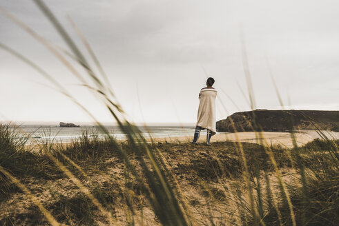 France, Bretagne, Crozon peninsula, woman standing at the coast - UUF08725