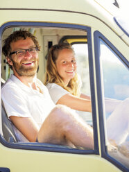 Glückliches Paar auf Reisen in einem Wohnmobil - LAF01768
