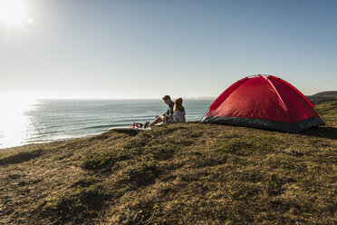 Junges Paar beim Camping am Meer - UUF08748