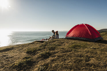 Young couple camping at seaside - UUF08748