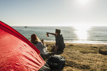 Junges Paar beim Camping am Meer - UUF08749