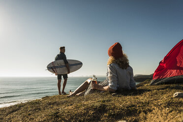 Young couple camping at seaside - UUF08750